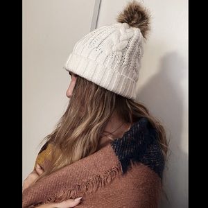 🌞URBAN OUTFITTERS - NEVER WORN White Knit Hat